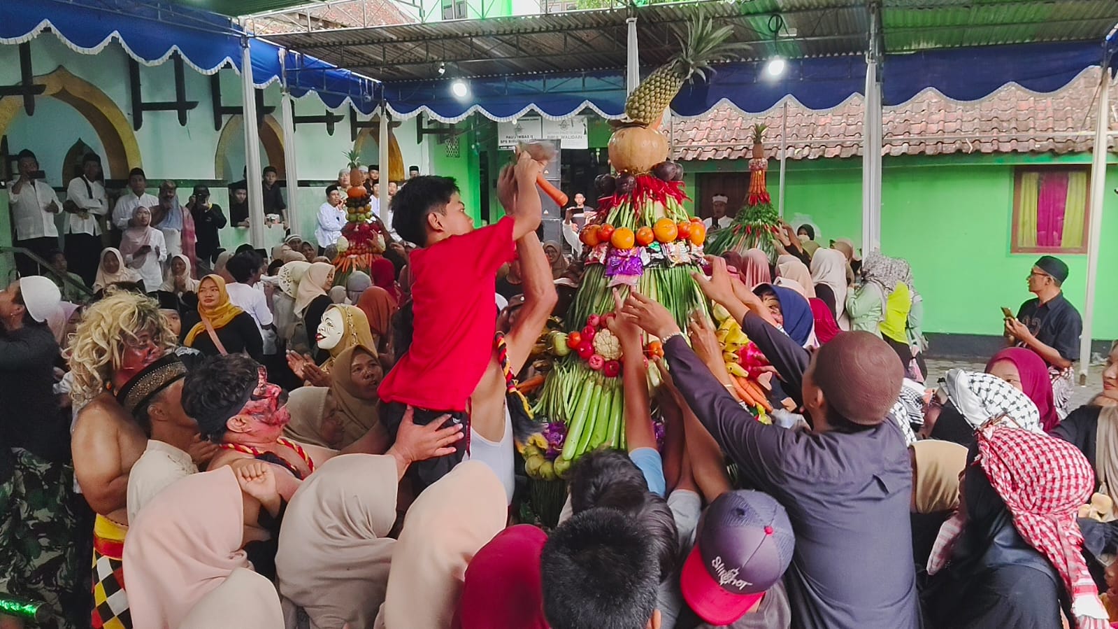 Kegiatan dalam rangka syukuran seabad berdirinya Masjid Darunna&rsquo;iem, di Padukuhan Kleben, Kalurahan Caturharjo, Sleman.