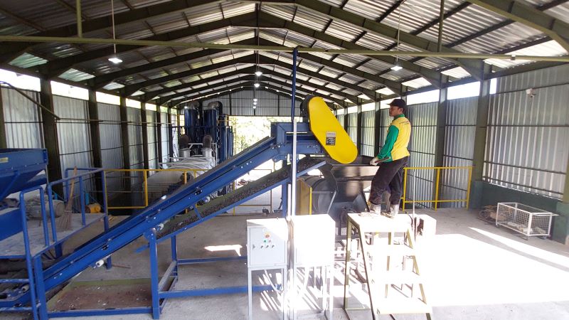 OLAH SAMPAH: Petugas TPA Banyuroto memasukkan sampah kering ke tungku pembakaran.