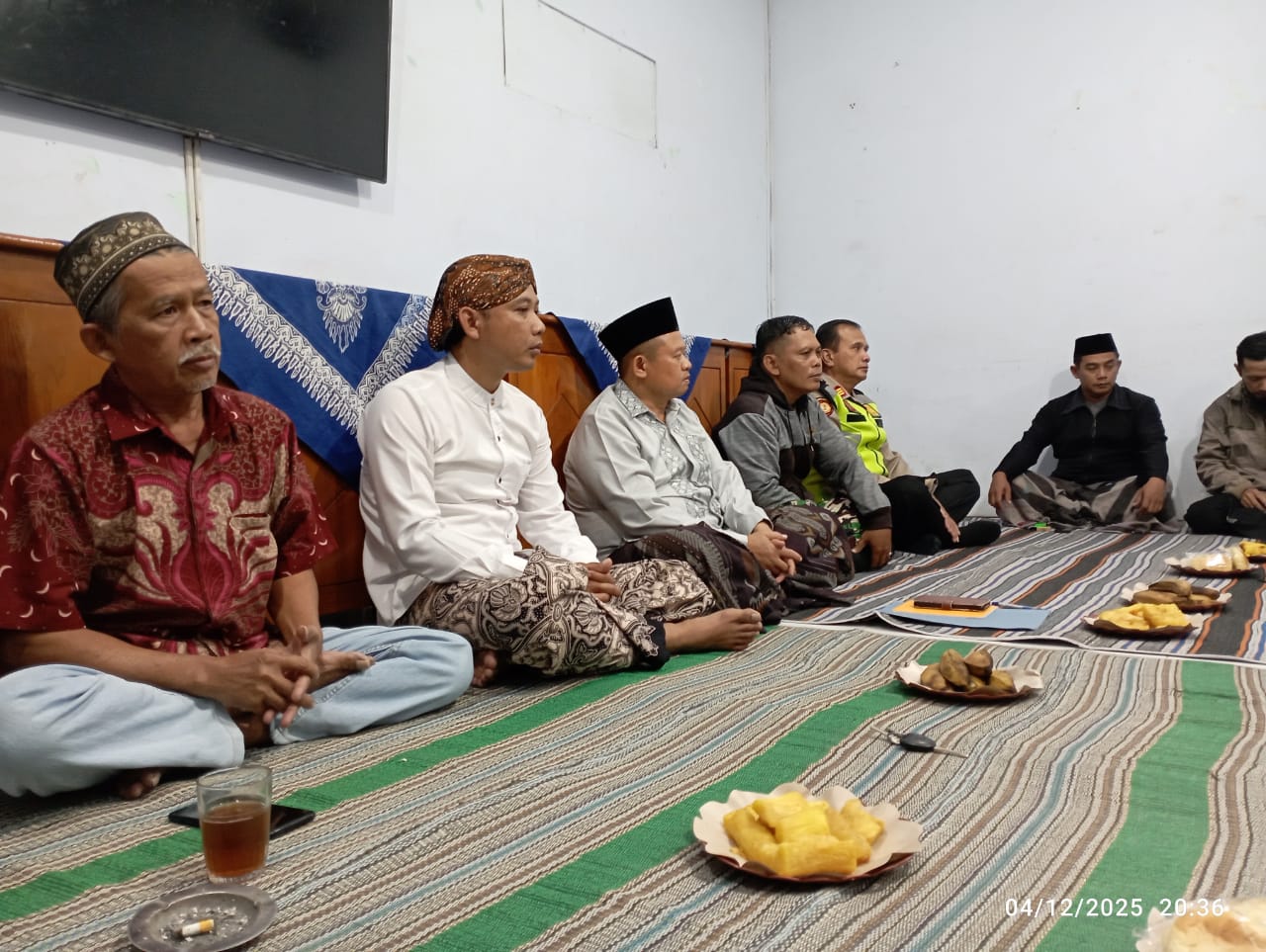 Kades Sambeng Rowiyanto (dua dari kiri) saat menghadiri sebuah pertemuan.  &nbsp;