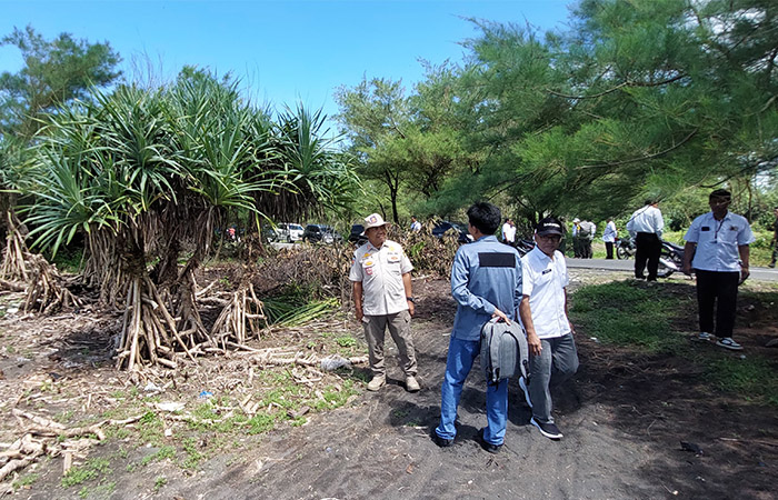 PEMANTAUAN: Personel Tim Gabungan meninjau bangunan liar di Greenbelt Glagah-Congot.