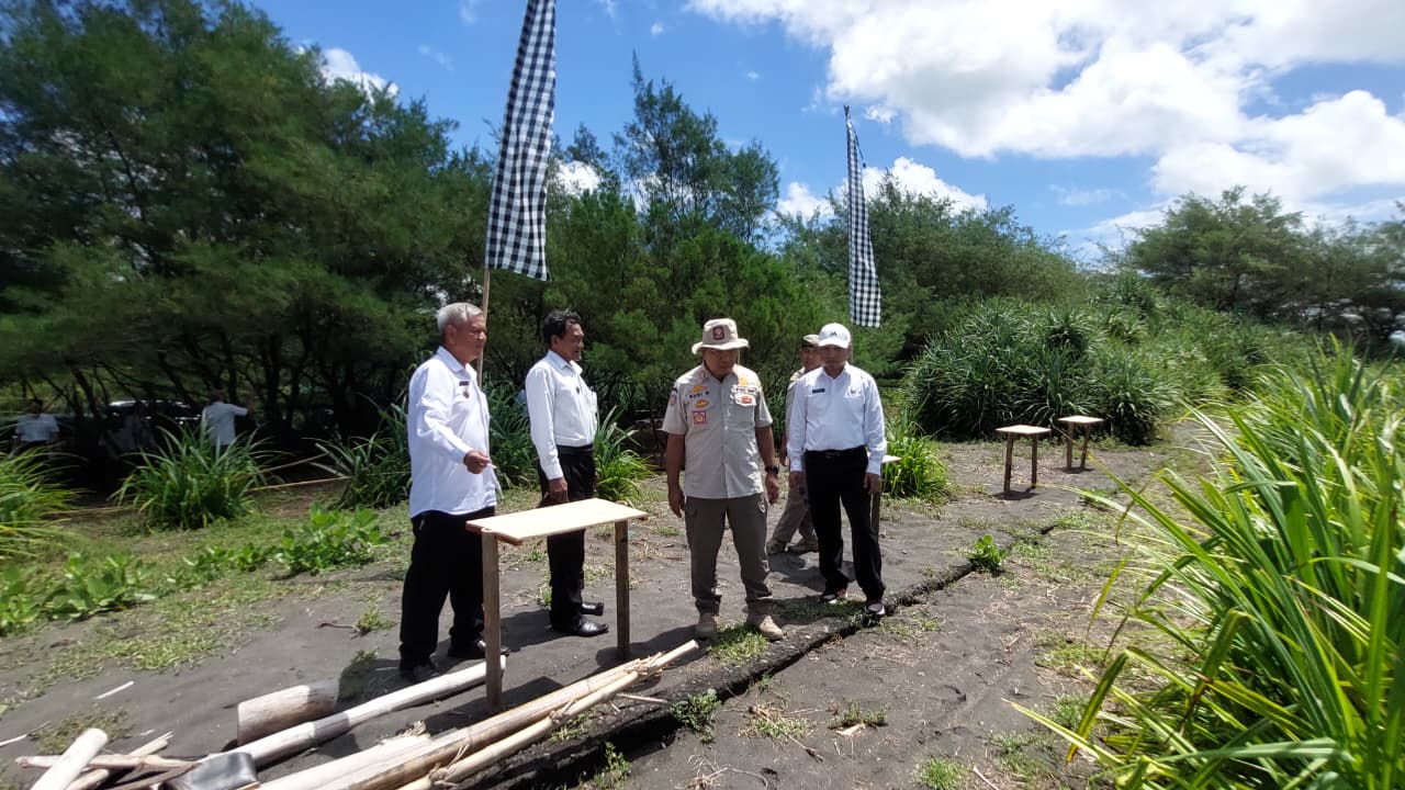 Monitoring kawasan Greenbelt Pantai Glagah Congot Kulon Progo oleh stakeholder Pemkab Kulon Progo.