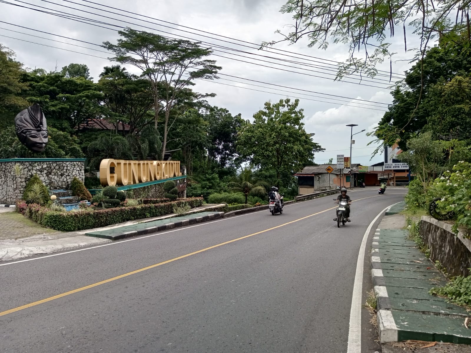 Jalur utama yang menghubungkan wilayah Gunungkidul dengan Jogja