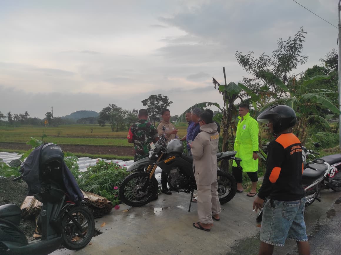 Penanganan petani tersambar petir.