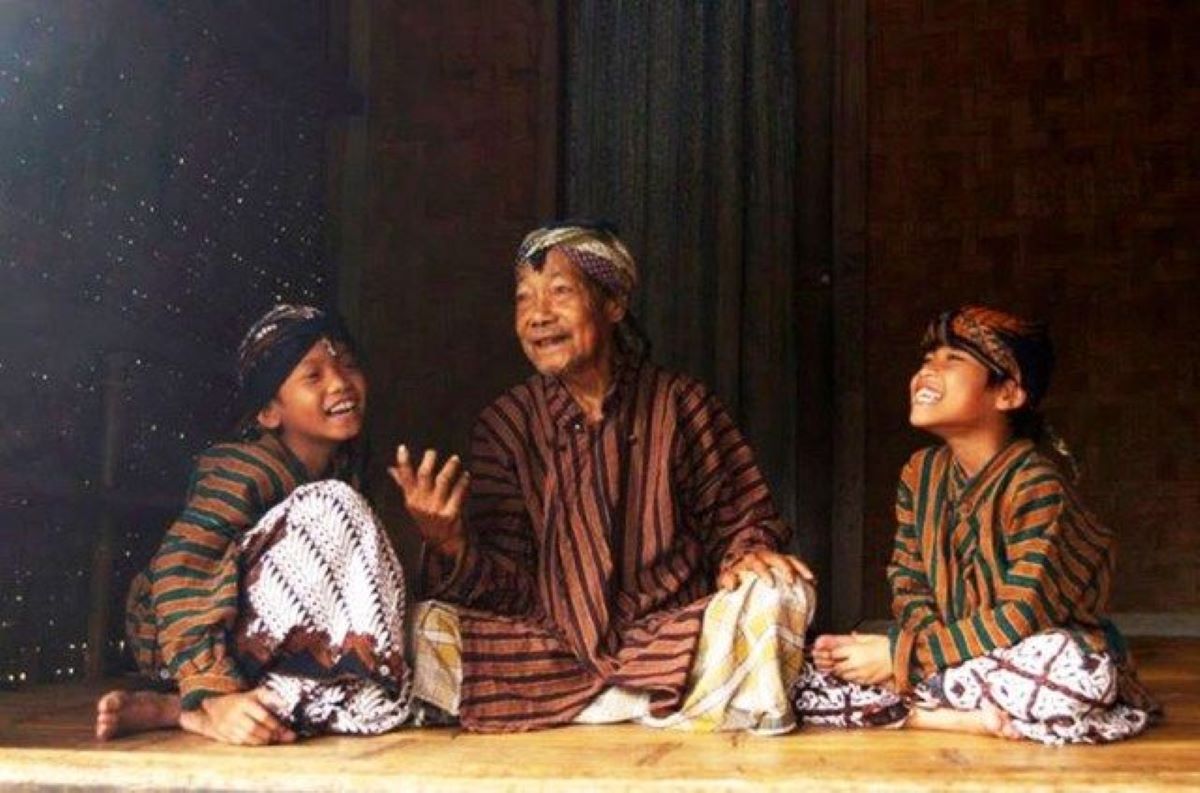 Ilustrasi pria dan anak berpakian busana Jawa