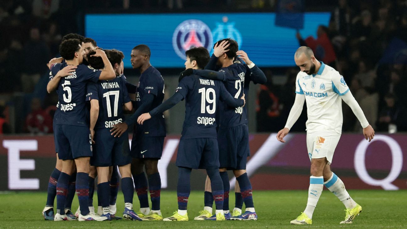 Pemain PSG rayakan kemenangan Marseille dalam laga Le Classique Ligue 1