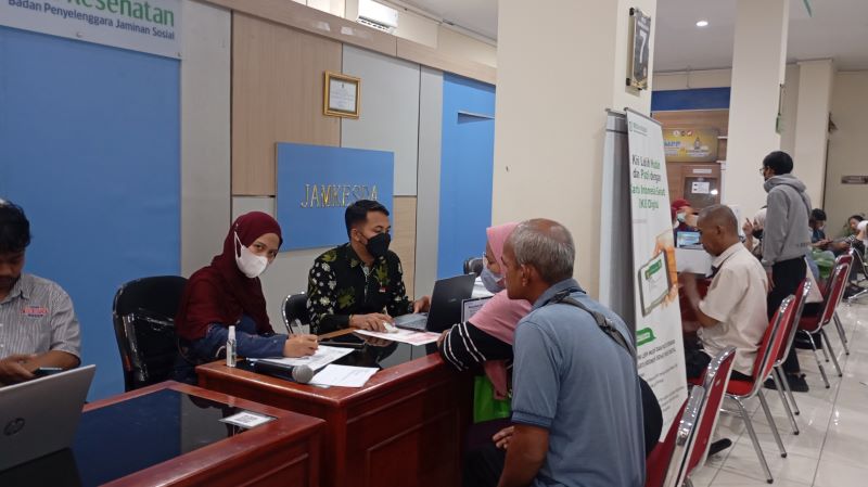 Masyarakat saat mendatangi MPP Kota Jogja untuk reaktivasi PBI JKN Selasa (10/2). 