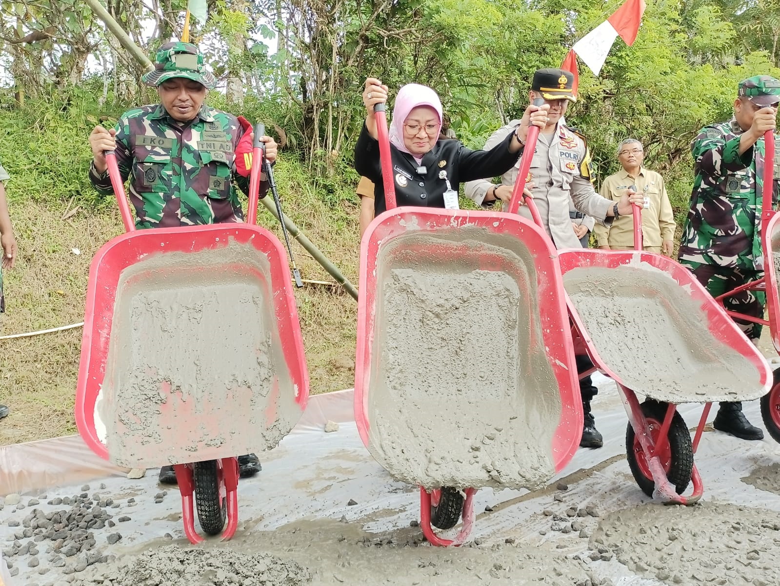 Dandim 0709/Kebumen Letkol Inf Eko Majelistyawan Prihantono bersama Bupati Kebumen Lilis Nuryani menuangkan material pembagunan jalan cor sebagai tanda dimulainya TMMD Reguler Ke 127 Tahun 2026.