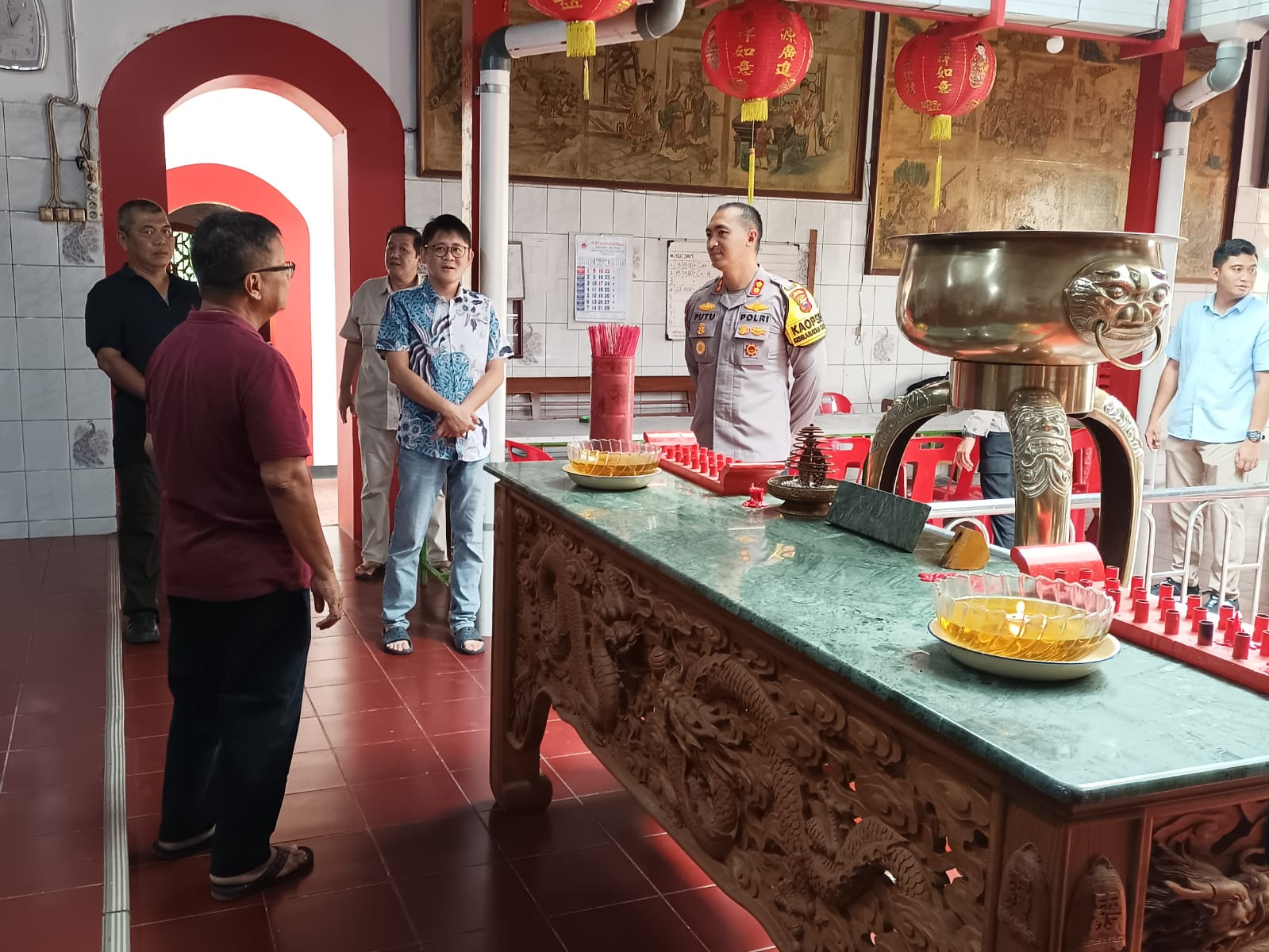 Kapolres Kebumen AKBP I Putu Bagus Krishna Purnama beserta jajaran meninjau persiapan jelang Imlek di Klenteng Kong Hwie Kiong Kebumen.(M Hafied/Radar Jogja)  &nbsp;
