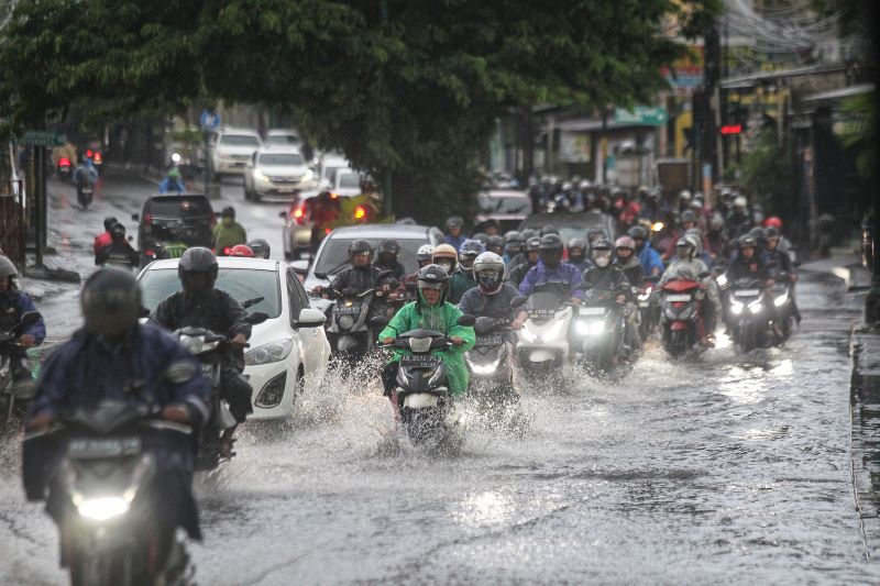 MASALAH LAMA: Permasalahan air yang menggenang seusai hujan di jalan kawasan Kota Jogja bukanlah hal baru. Namun dengan adanya sumur resapan, diklaim efektif tangani