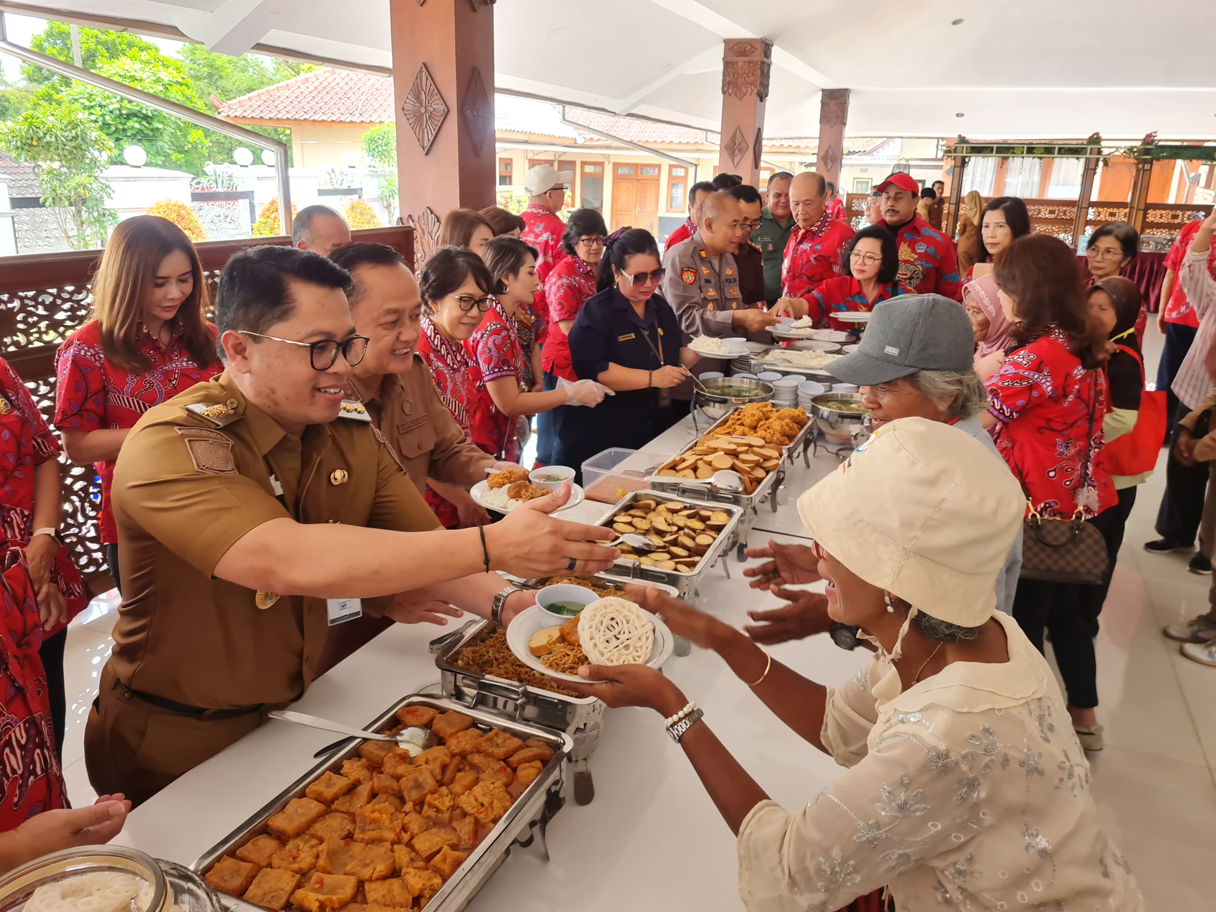 Warga mengantre untuk mendapatkan makan siang gratis di Pendopo Pengabdian, Selasa (10/2).