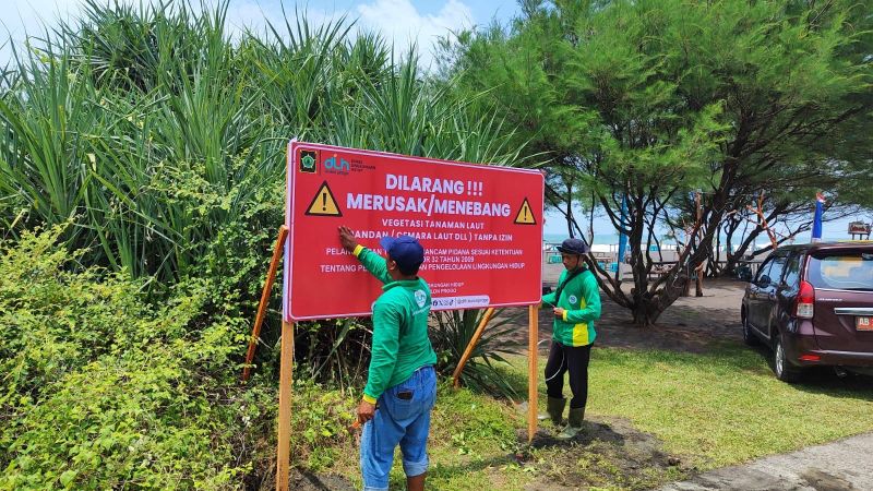 PEMASANGAN: Personel DLH memasang papan peringatan.&nbsp;