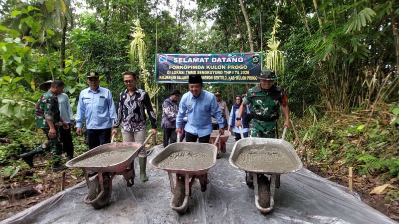 RABAT BETON: Dandim dan Wabup Kulon Progo simbolis menuangkan beton.&nbsp;