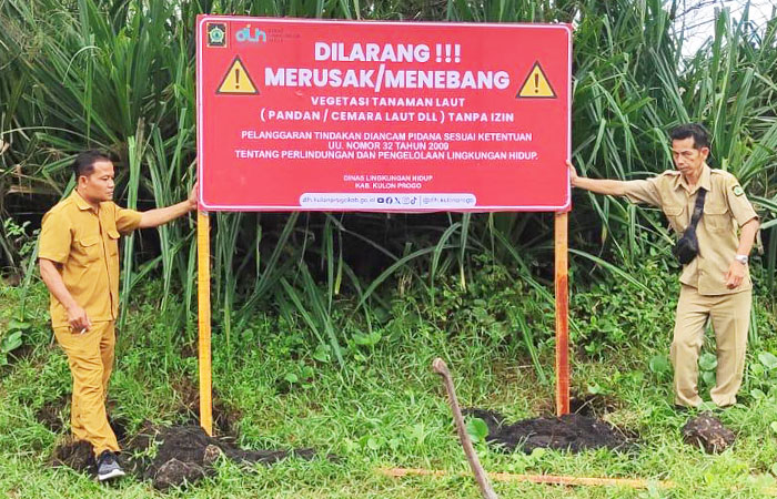 PEMASANGAN: Personel DLH memasang papan peringatan.