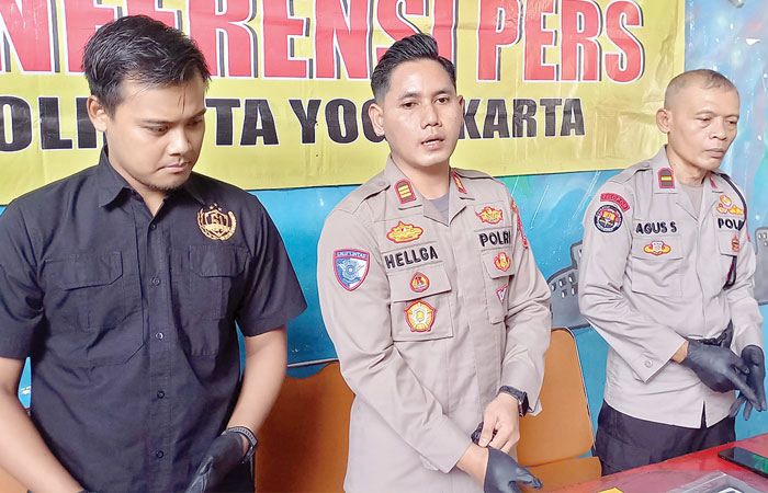 Kapolsek Umbulharjo AKP Hellga Dimas Prakosa didampingi jajarannya saat jumpa pers di Mapolsek Umbulharjo, Selasa (10/2).