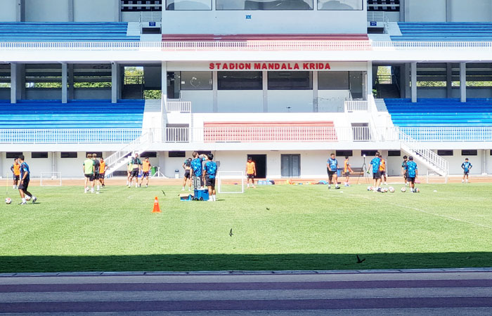 Para pemain PSIM Jogja saat menjalani sesi latihan.