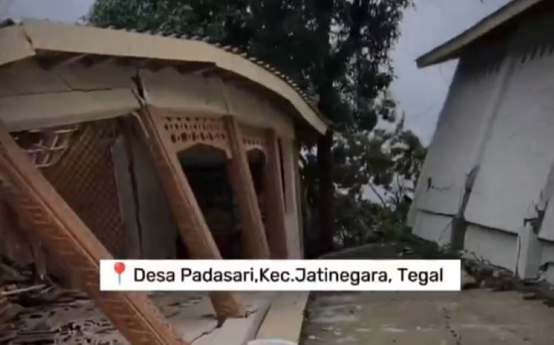 Warga mengungsi akibat tanah gerak di&nbsp;Desa Padasari Jatinegara Tegal, 464 Rumah Rusak&nbsp;dan 2.453 Warga Mengungsi.
