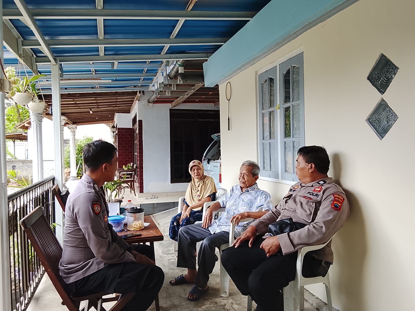 Anggota Polsek Klirong berhasil mempertemukan anggota keluarga yang sempat terpisah selama 14 tahun. (Dokumentasi Polres Kebumen)