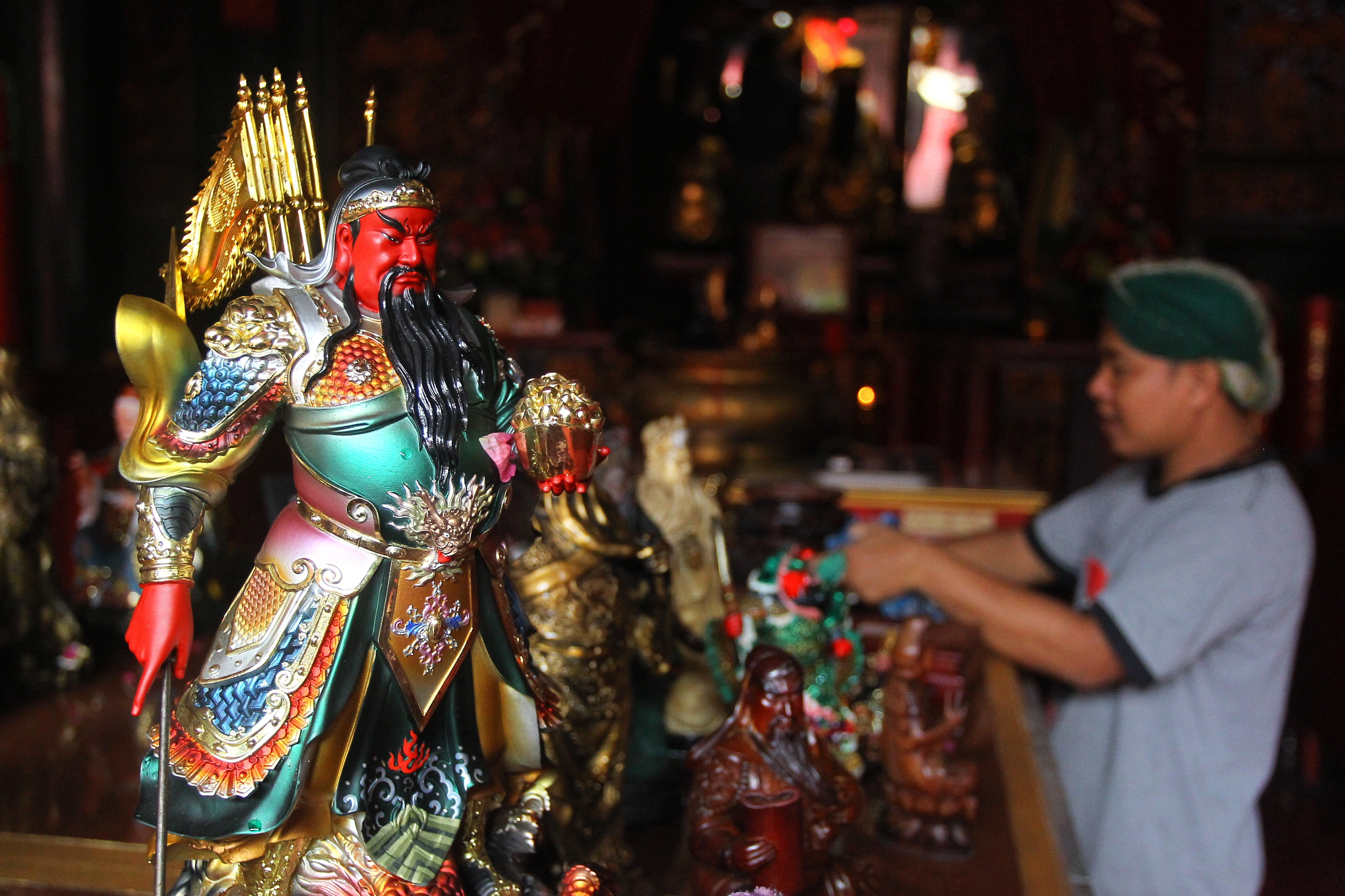 Warga Tionghoa mencuci rupang atau patung dewa-dewi di Kelenteng Tjen Ling Kiong, Poncowinatan, Kota Jogja, kemarin (11/2). Ritual pencucian rupang dan kegiatan bersih-bersih kelenteng tersebut dilaku