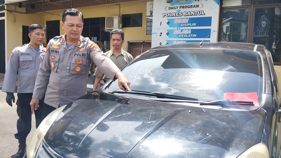 GELAR PERKARA: Polisi sedang memegang barang bukti celurit yang digunakan pelaku saat melakukan aksinya.