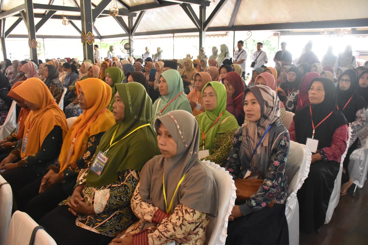 Bupati Purworjo Yuli Hastuti memberikan apresiasi kepada masyarakat yang bersedia mundur secara mandiri dari Program Keluarga Harapan (PKH). (Dokumentasi Prokopim Purworejo)