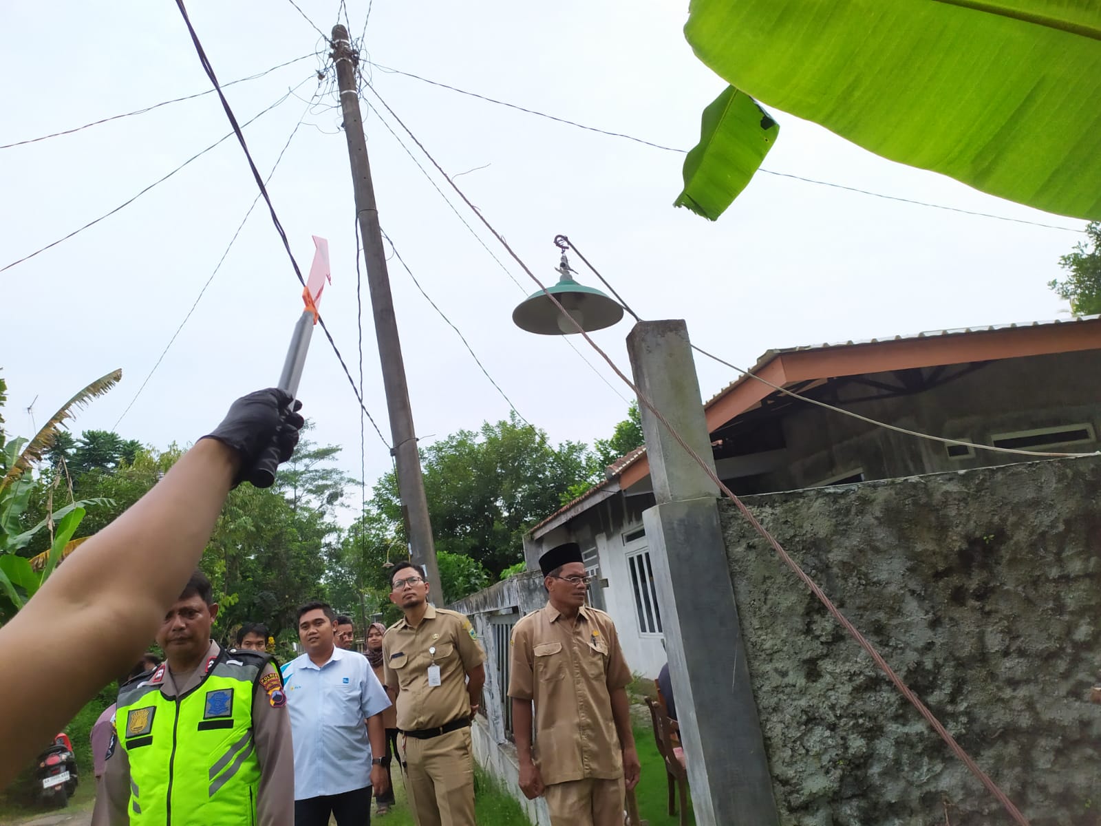 Petugas kepolisian mendatangi lokasi meninggalnya Sudirman, 57, warga Desa Purbowangi, Kecamatan Buayan akibat tersengat arus listrik. (Dokumentasi Polres Kebumen)