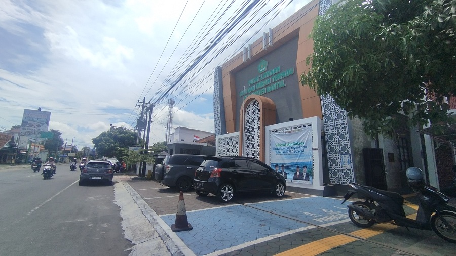 Depan kantor Pusat Layanan Haji dan Umrah Terpadu Bantul.