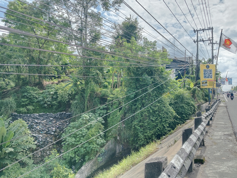 TERTATA RAPI: Sampah liar yang menggunung di lahan kosong samping Ring Road Utara.