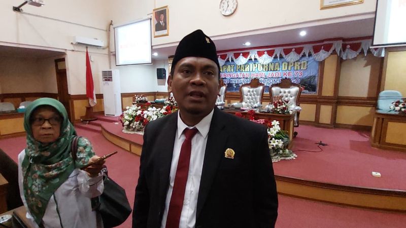 Ketua DPRD Kulon Progo Aris Syarifuddin mengenakan peci dan jas hitam.&nbsp;