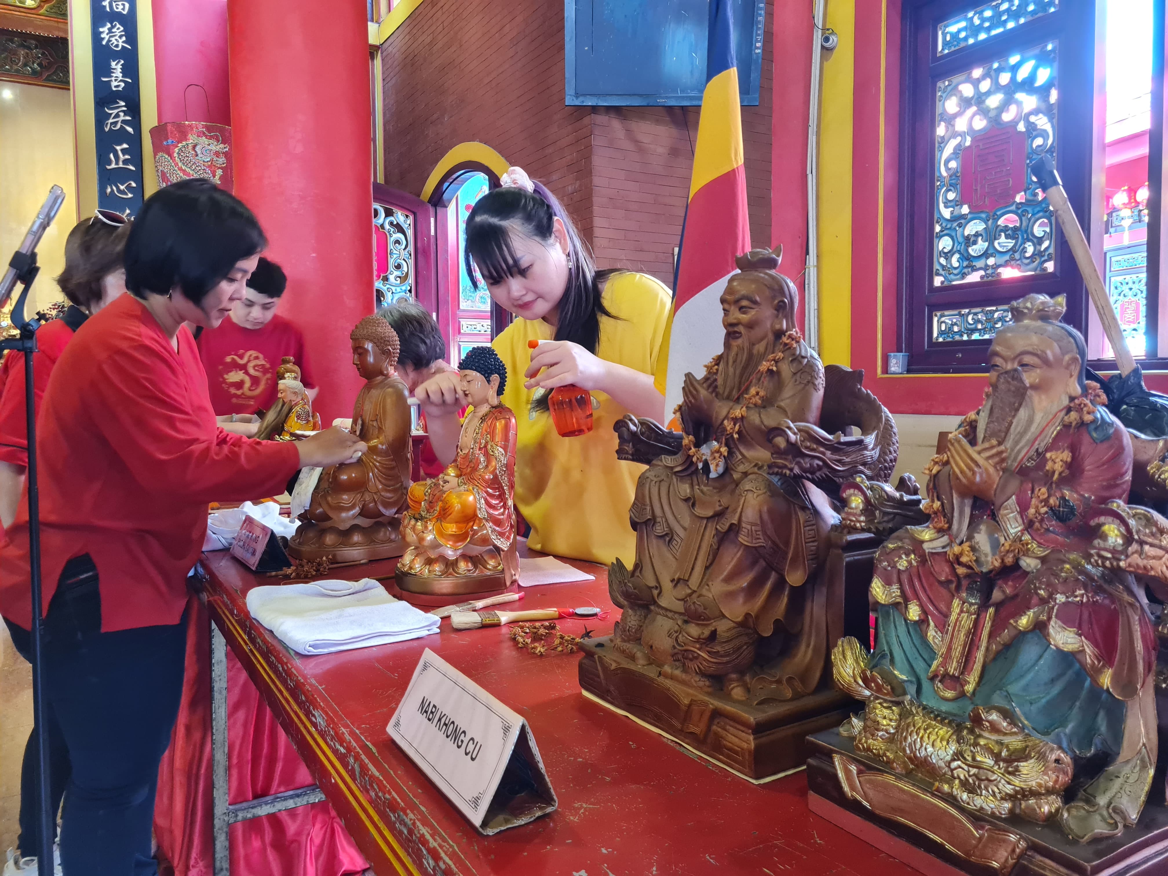 TRADISI: Umat Tri Dharma mengikuti prosesi cuci patung dewa atau&nbsp;rupang&nbsp;di TITD Liong Hok Bio Magelang, Rabu (11/2/2026).
