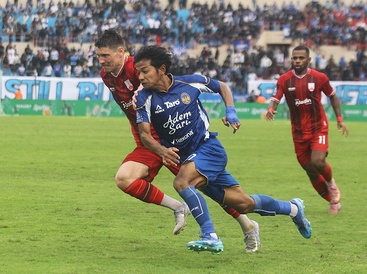 FANATIK MANCING: Gelandang PSIM Jogja Riyatno Abiyoso (tengah)&nbsp;yang jadikan mancing untuk melepas penat.  &nbsp;