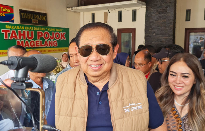 NOSTALGIA: Presiden ke-6 RI Susilo Bambang Yudhoyono saat menyambangi warung legendaris Kupat Tahu Pojok di Kota Magelang, Rabu (11/2).