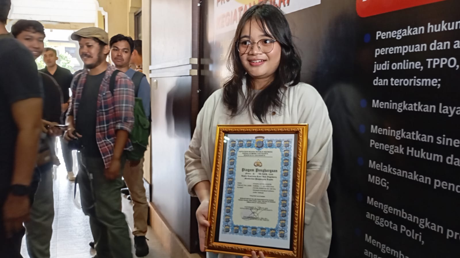 APRESIASI:&nbsp;Evi Adi&rsquo;da Agustin,20 saat mendapatkan piagam penghargaan dari Polresta Jogja pada Rabu (11/2/2026) atas keberaniannya menabrak penjambret.