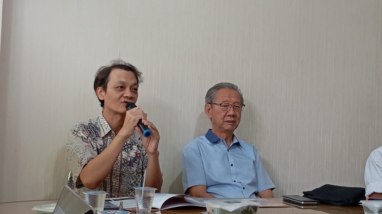 Wakil Ketua Pelaksana PBTY XXI Subekti Saputro Wijaya (pegang mic) dan Ketua PBTY XXI Jimmy Sutanto saat menyampaikan keterangannya di Balai Kota Jogja, Rabu (11/2/2026).