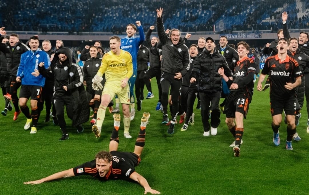 Para pemain dan staff Como rayakan kemenangan atas Napoli di adu penalti untuk amankan tempat di Semifinal Coppa Italia pertama dalam 40 tahun