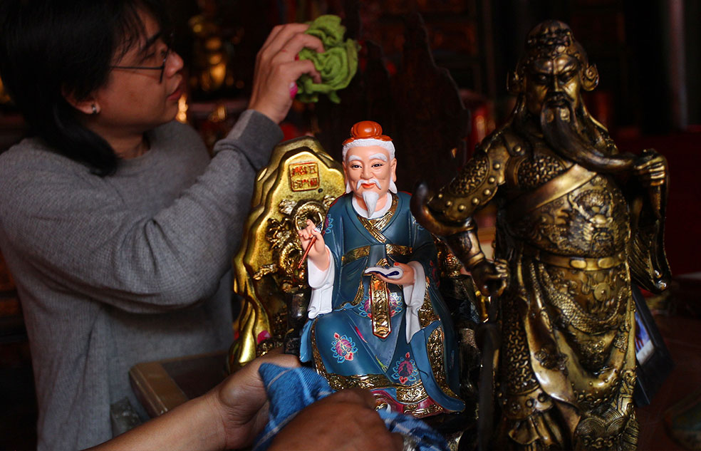MENCUCI DEWA: Warga Tionghoa mencuci rupang atau patung dewa-dewi di Klenteng Tjen Ling Kiong, Poncowinatan, Jogja, kemarin (11/2). Ritual pencucian ini untuk menyambut perayaan Tahun Baru Imlek 2026.