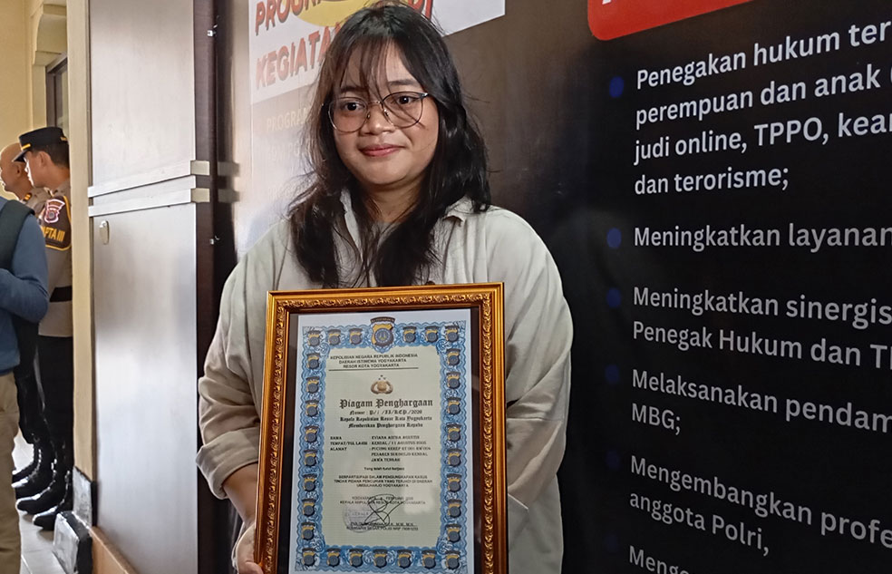 APRESIASI:&nbsp;Evi Adi&rsquo;da Agustin, 20, mendapatkan piagam penghargaan dari Polresta Jogja, Rabu (11/2) atas keberaniannya menabrak penjambret.