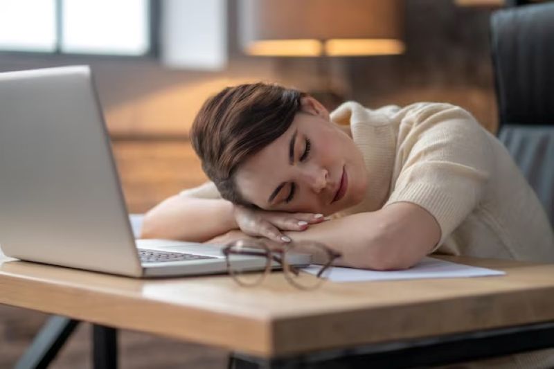 Mengantuk terus-menerus meski sudah tidur cukup dapat menandakan adanya masalah pada kualitas tidur.