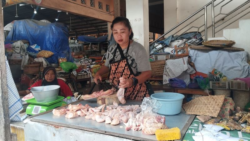 LAPAK: Pedagang sembako Fitriani sedang menunggu pembeli, membeli dagangannya di Pasar Bantul Kamis (12/2)