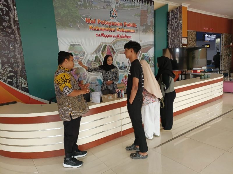 PELAYANAN: Petugas Mal Pelayanan Publik (MPP) Kebumen sedang melayani pengunjung yang datang untuk mengakses pelayanan secara terpadu.