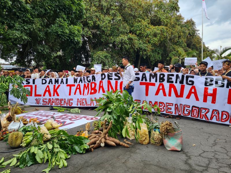AKSI DAMAI: Warga Desa Sambeng membawa sejumlah hasil panen palawija saat menggelar aksi di gedung DPRD Kabupaten Magelang Kamis (12/2).
