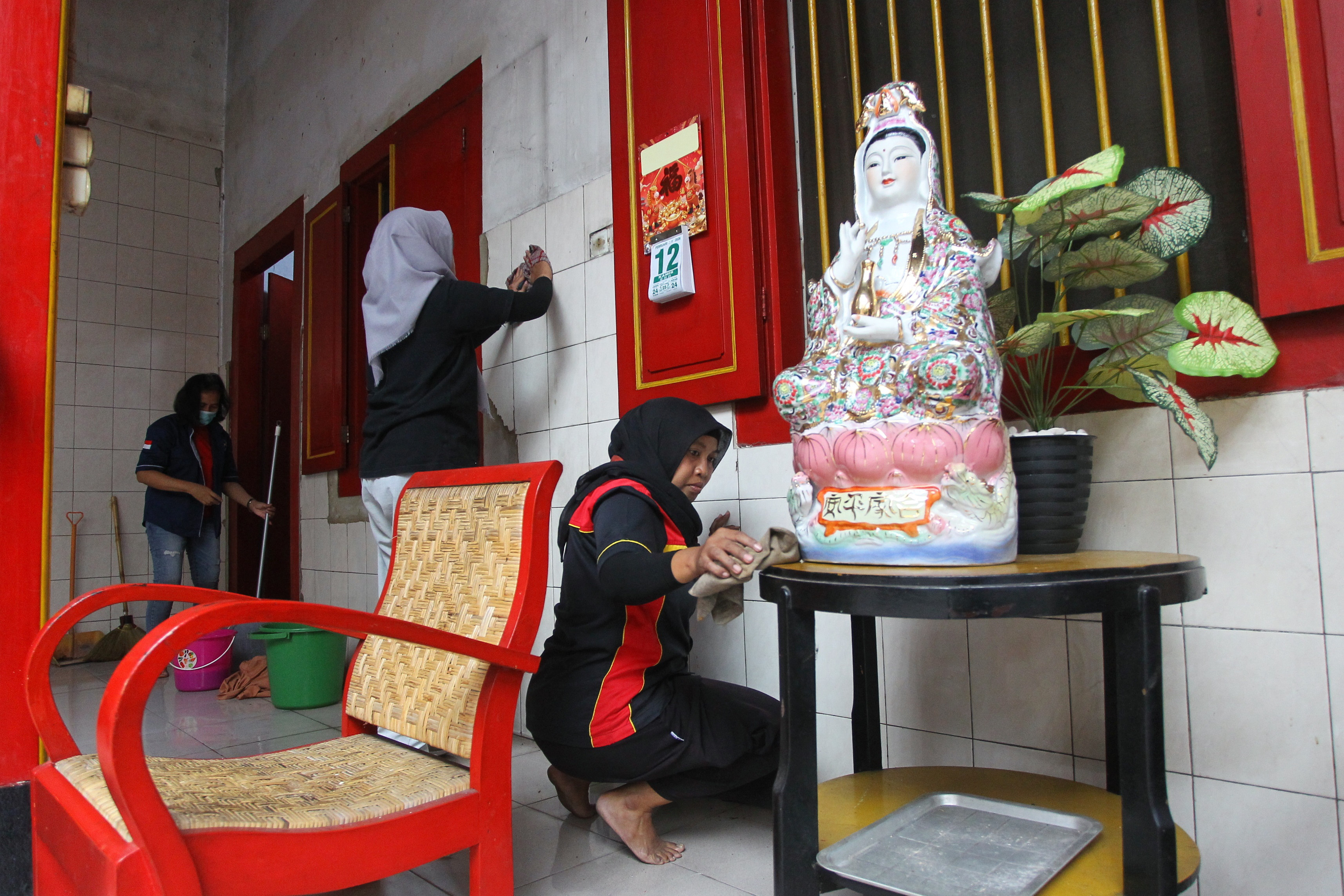 Menyucikan Ratusan Rupang dan 23 Altar, Intip Persiapan Imlek di Kelenteng Fuk Ling Miau Jogja