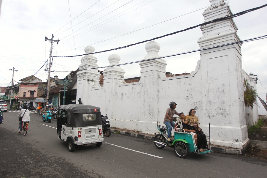 Pengguna jalan melintas di kawasan Simpang Empat Kauman, Kota Jogja, Kamis (12/2/2).