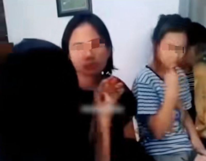 Anak perempuan di bawah umur di Padang akui layani pria di hotel dan dibayar ratusan ribu. Aksi mereka digerebek.