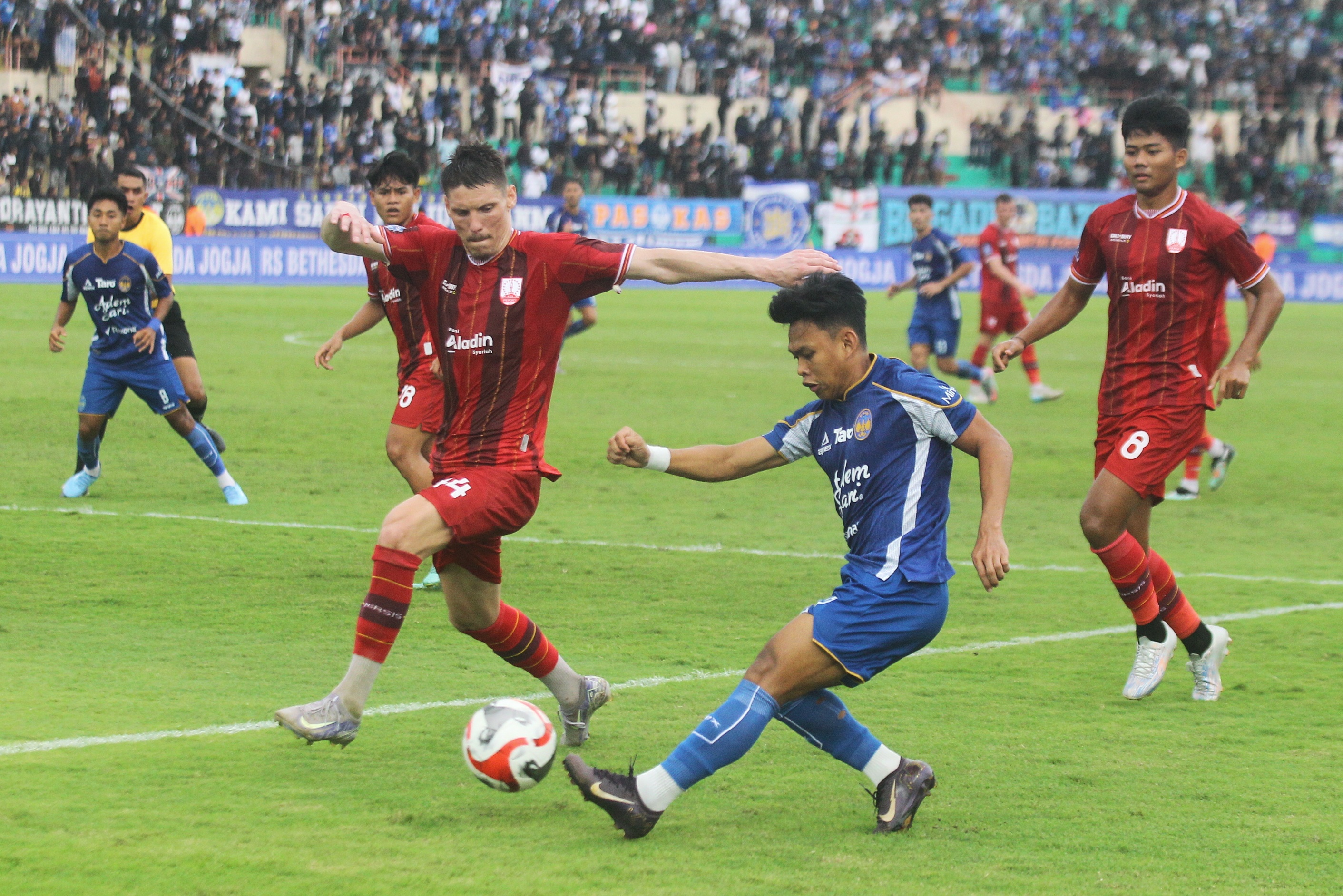 Pemain PSIM Jogja Andy Irfan melewati pemain Persis Solo