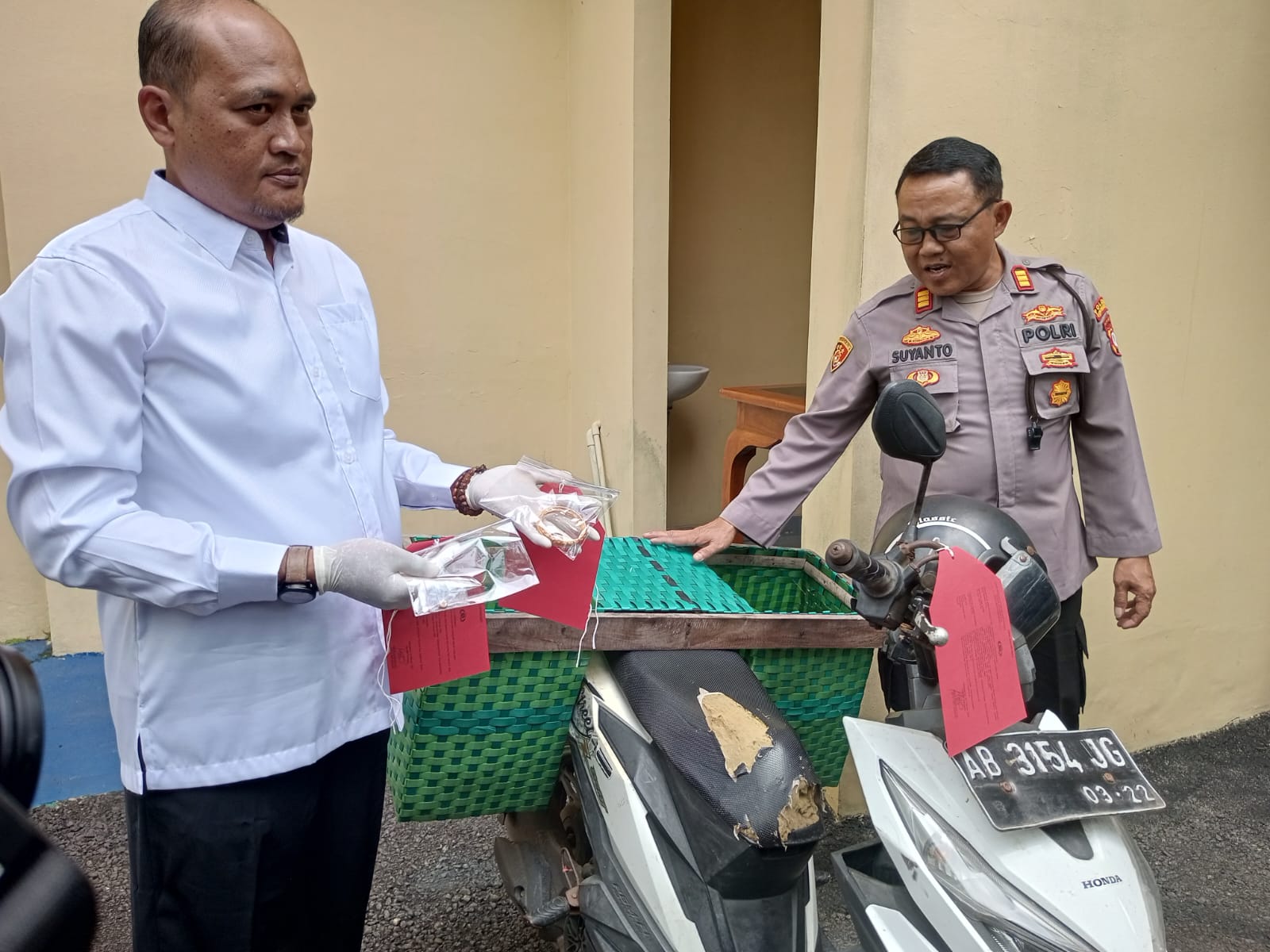 Anggota Polres Gunungkidul sedang menunjukkan barang bukti kasus pencurian berupa emas dan sepeda motor lengkap dengan bronjongnya.
