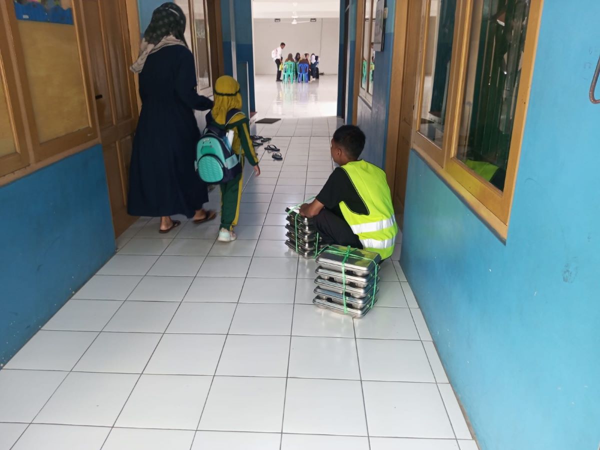Sopir dapur Satuan Pelayanan Pemenuhan Gizi (SPPG) sedang mendisplay Makan Bergizi Gratis ke salah satu sekolahan di Wonosari