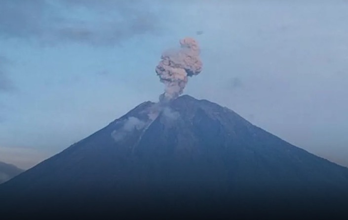 Gunung Semeru, gunung api tertinggi di Pulau Jawa, kembali menunjukkan aktivitas vulkanik yang intens pada Rabu, 11 Februari 2026.