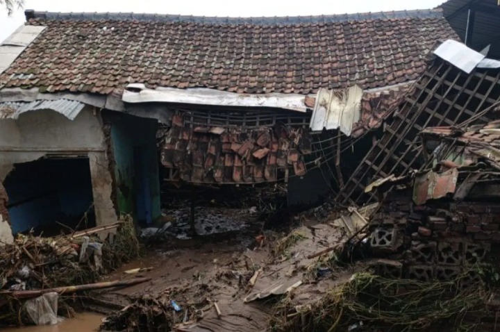 Sebuah rumah rusak berat akibat banjir yang disebabkan tanggul jebol di Majalaya, Kabupaten Bandung pada Kamis (12/2/2026).