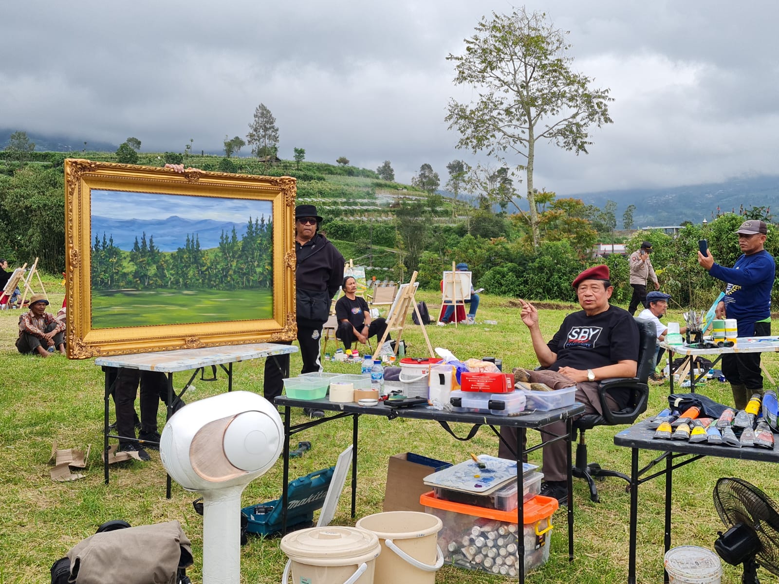 Presiden ke-6 RI Susilo Bambang Yudhoyono menyelesaikan hasil karya lukisnya selama dua jam di Wonolelo Hill Camp, Kamis (12/2/2026).