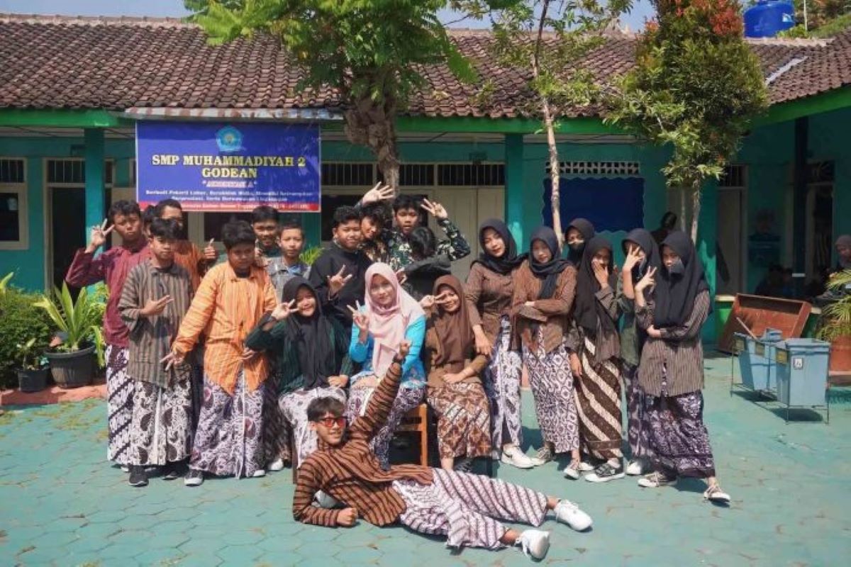 Pelajar salah satu sekolah di DIY menggunakan pakaian adat Jogja pada setiap hari Kamis Pahing. (@real_smpmuh2godean)